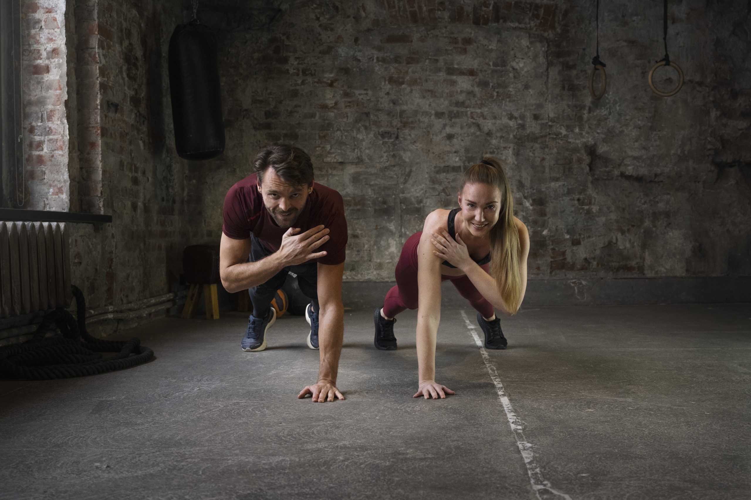 full-shot-fit-people-doing-burpees-together